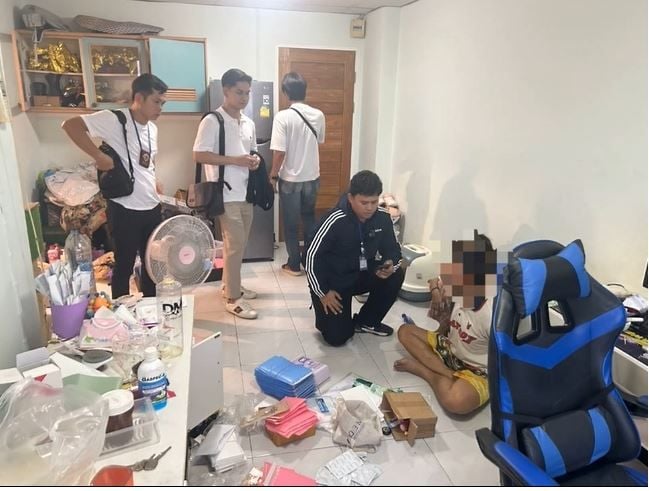Dealers caught hiding drugs in pants and shoes in Bangkok | News by Thaiger