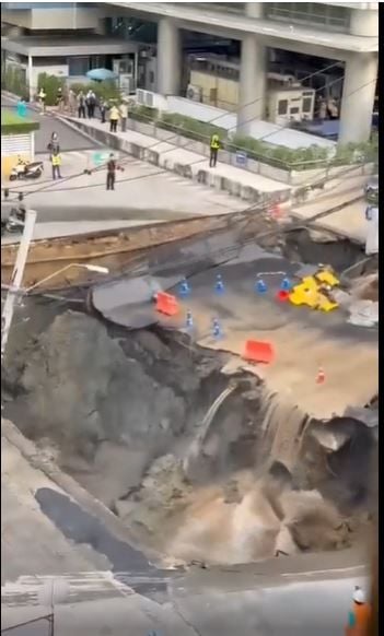 Anutin launches inquiry after Bangkok sinkhole causes shutdowns (video) | News by Thaiger