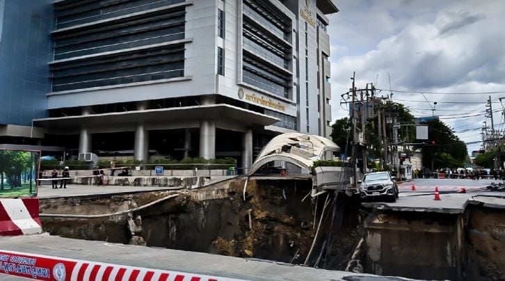 Anutin launches inquiry after Bangkok sinkhole causes shutdowns (video) | News by Thaiger