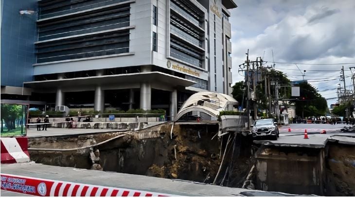 Bangkok road collapse leaves 31 streets without tap water | News by Thaiger
