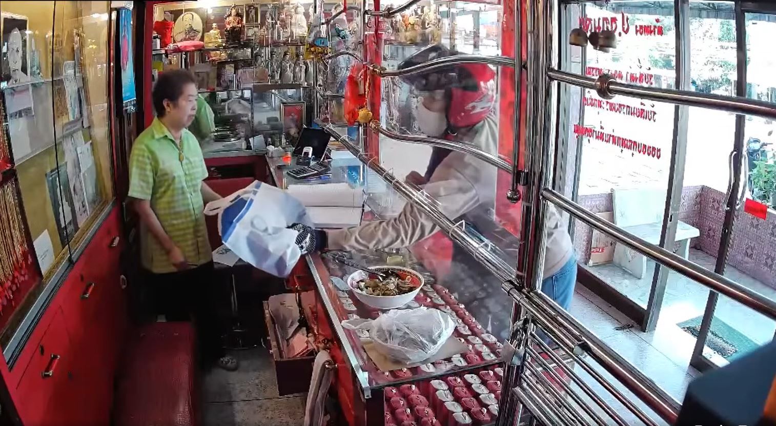 Knife thug robs Saraburi gold shop, takes customer hostage | News by Thaiger