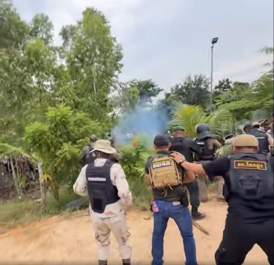 Thai police fire rubber bullets at Cambodian border clash (video) | News by Thaiger