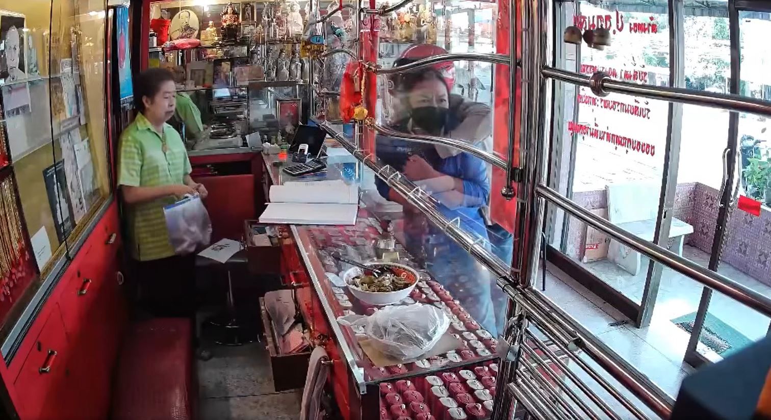Knife thug robs Saraburi gold shop, takes customer hostage (video) | News by Thaiger