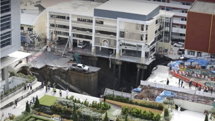 Anutin launches inquiry after Bangkok sinkhole causes shutdowns (video) | News by Thaiger
