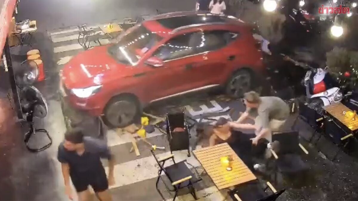MG sedan crashes into Chiang Mai shop, narrowly missing tourists | Thaiger