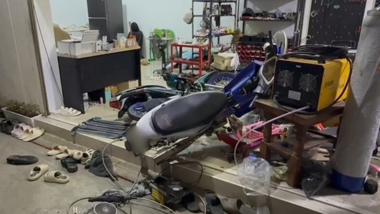 Bomb attack at Ayutthaya motorcycle shop injures one, damages property | Thaiger
