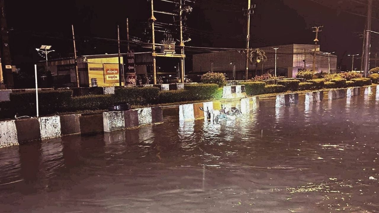 17 year old Thai motorcyclist electrocuted on flooded road | Thaiger
