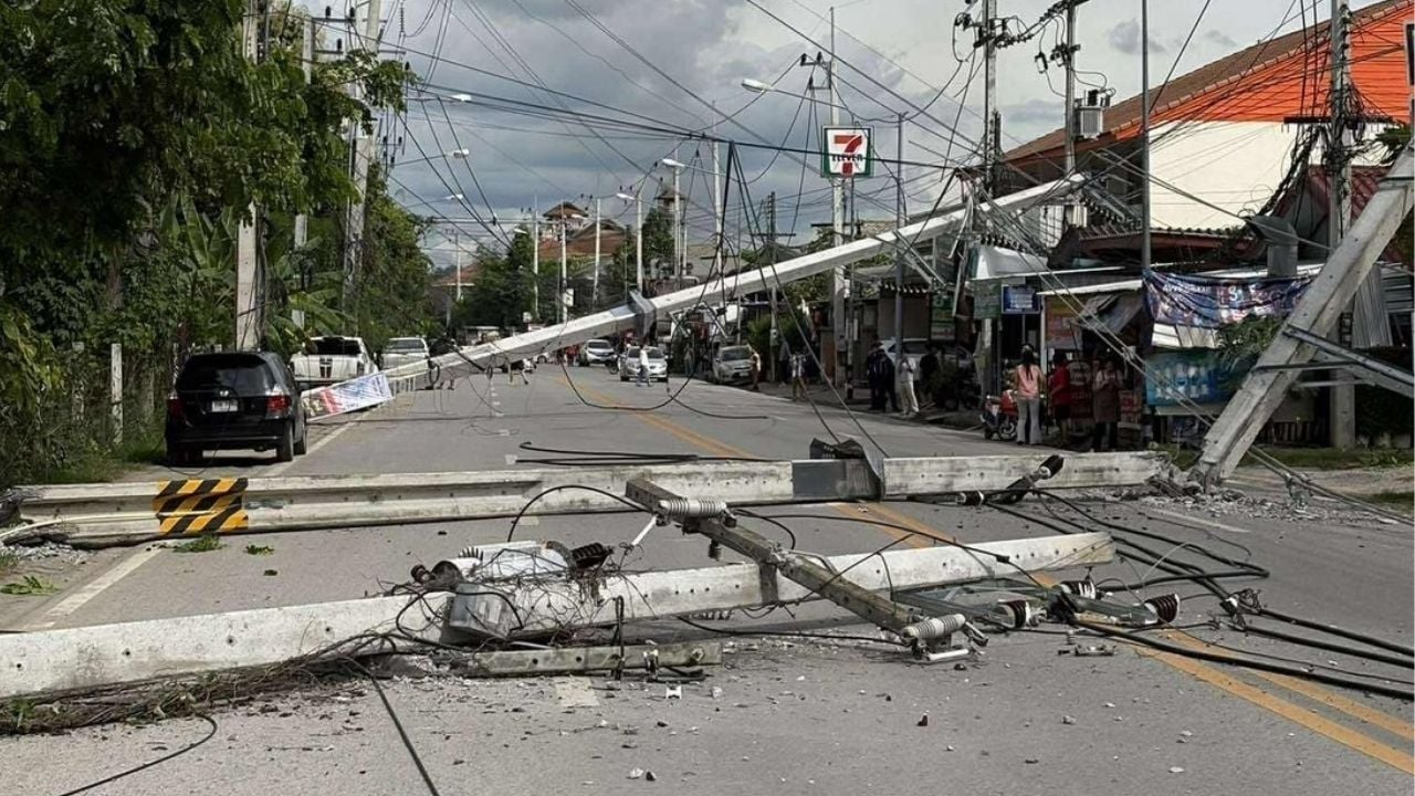 Chiang Mai pickup crash topples 24 power poles and kills 1 victim | Thaiger