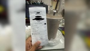 Thai man slams restaurant for blending green chicken curry in smoothie | Thaiger