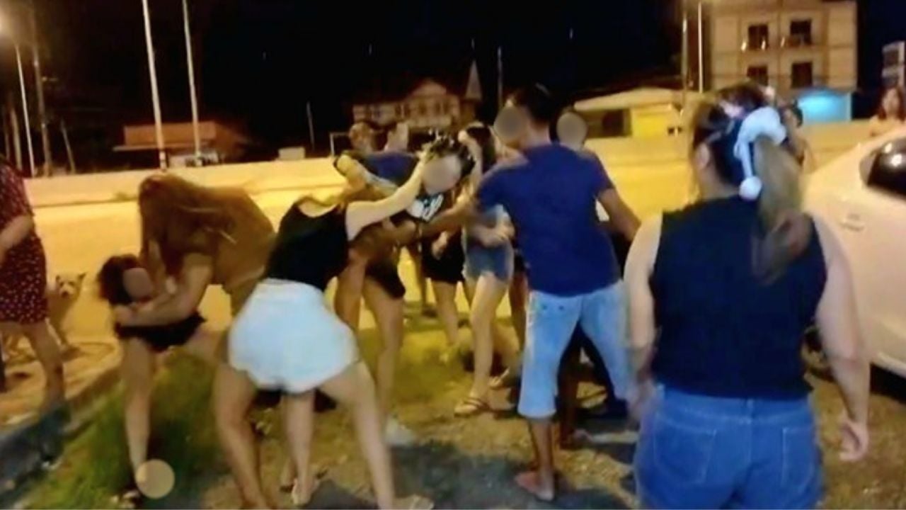 Chon Buri bar workers and masseuses brawl over foreign customer | Thaiger