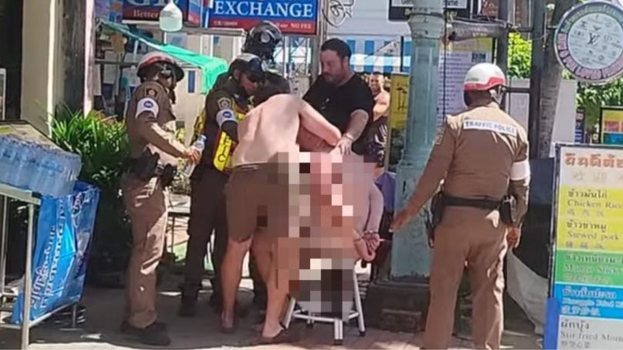 Naked foreigner walks in Patong