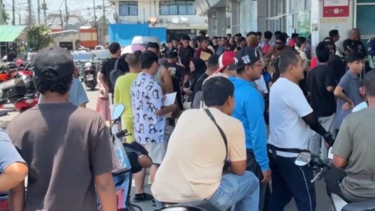Malaysian tourists left wait at border checkpoint