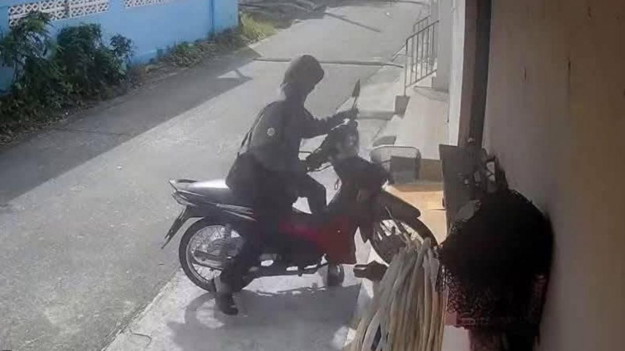 Motorcycle thief stabs police leading to extrajudicial killing