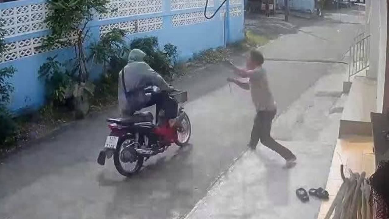 Ranong police stabbed during motorcycle theft arrest, suspect dies | Thaiger