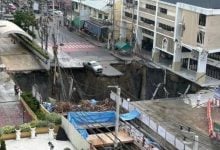 Burst water pipe creates 50 metre deep collapse on Bangkok road | Thaiger