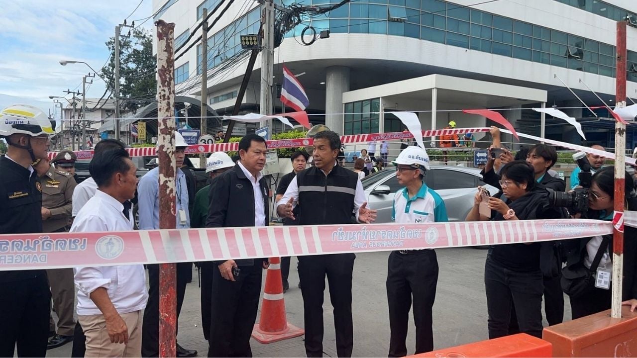 flood causes road collapse in Bangkok