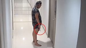 Thai man kicks and smears blood on neighbours’ doors in Bangkok condo | Thaiger
