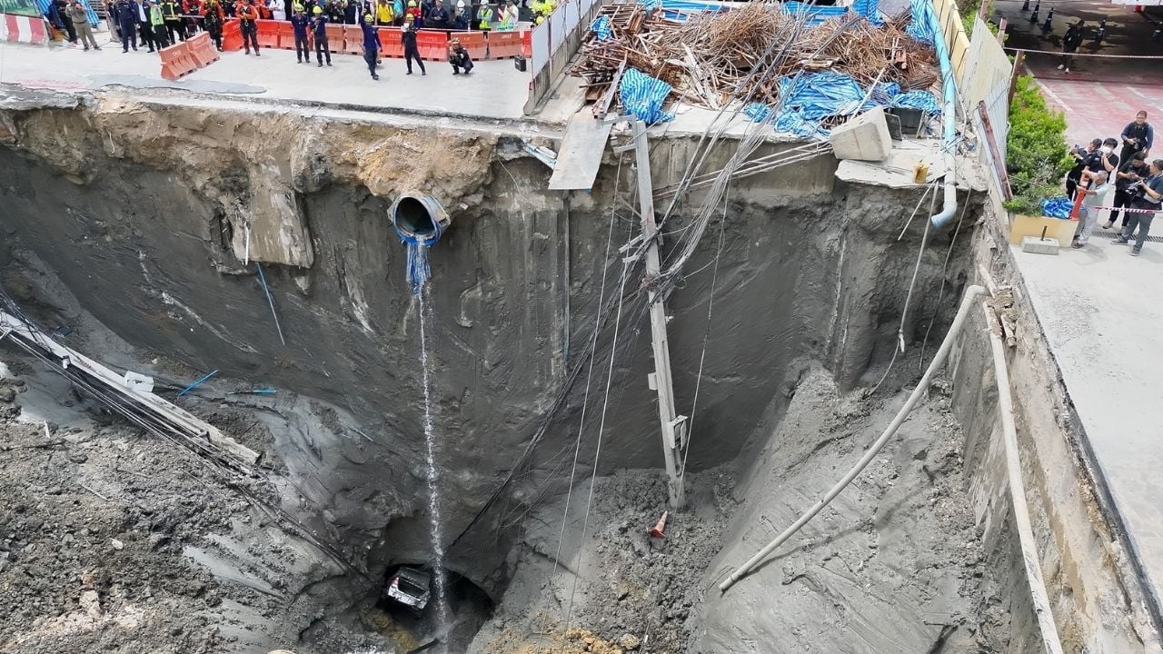Bangkok road sinkhole subsides further, threatening nearby building structure | Thaiger