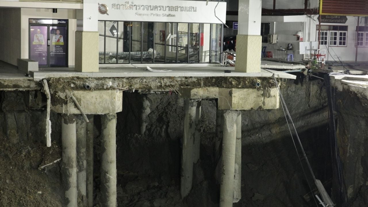 police station risk of collapse after road subsided in Bangkok