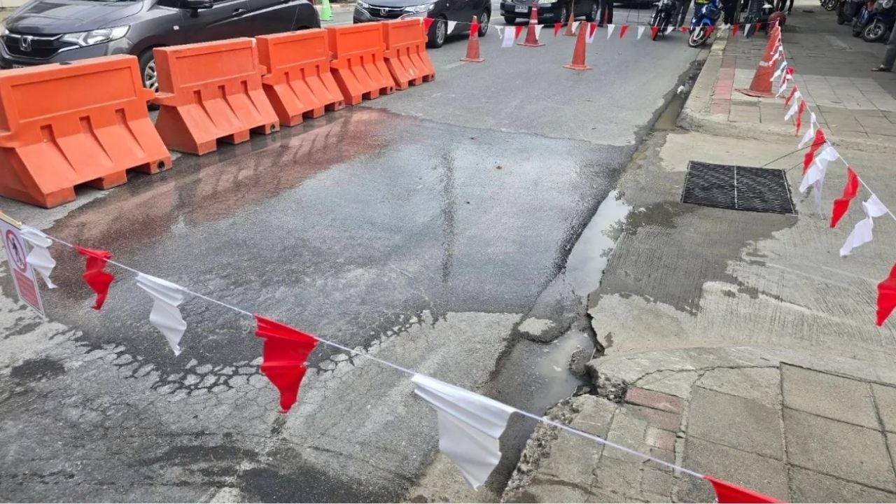 water leak on road sparks fear of road collapse in Bangkok