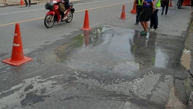 Water seepage raises concerns of repeat road collapse in Bangkok | Thaiger