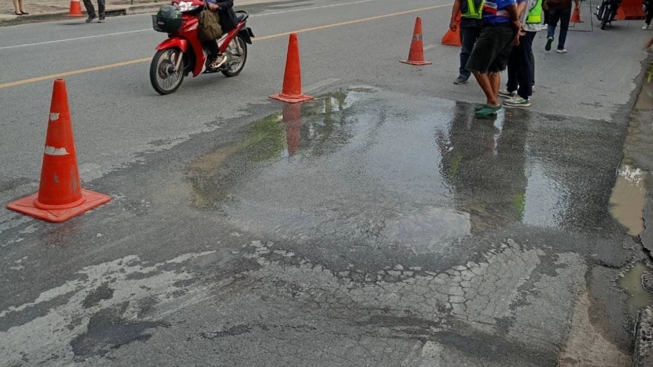 Water seepage raises concerns of repeat road collapse in Bangkok | Thaiger
