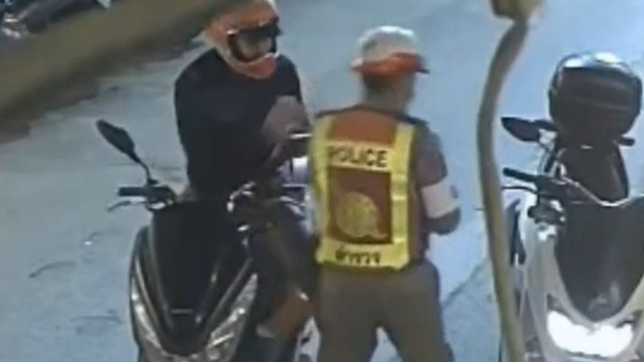 Police secretly takes money from foreign motorcyclist in Chiang Mai