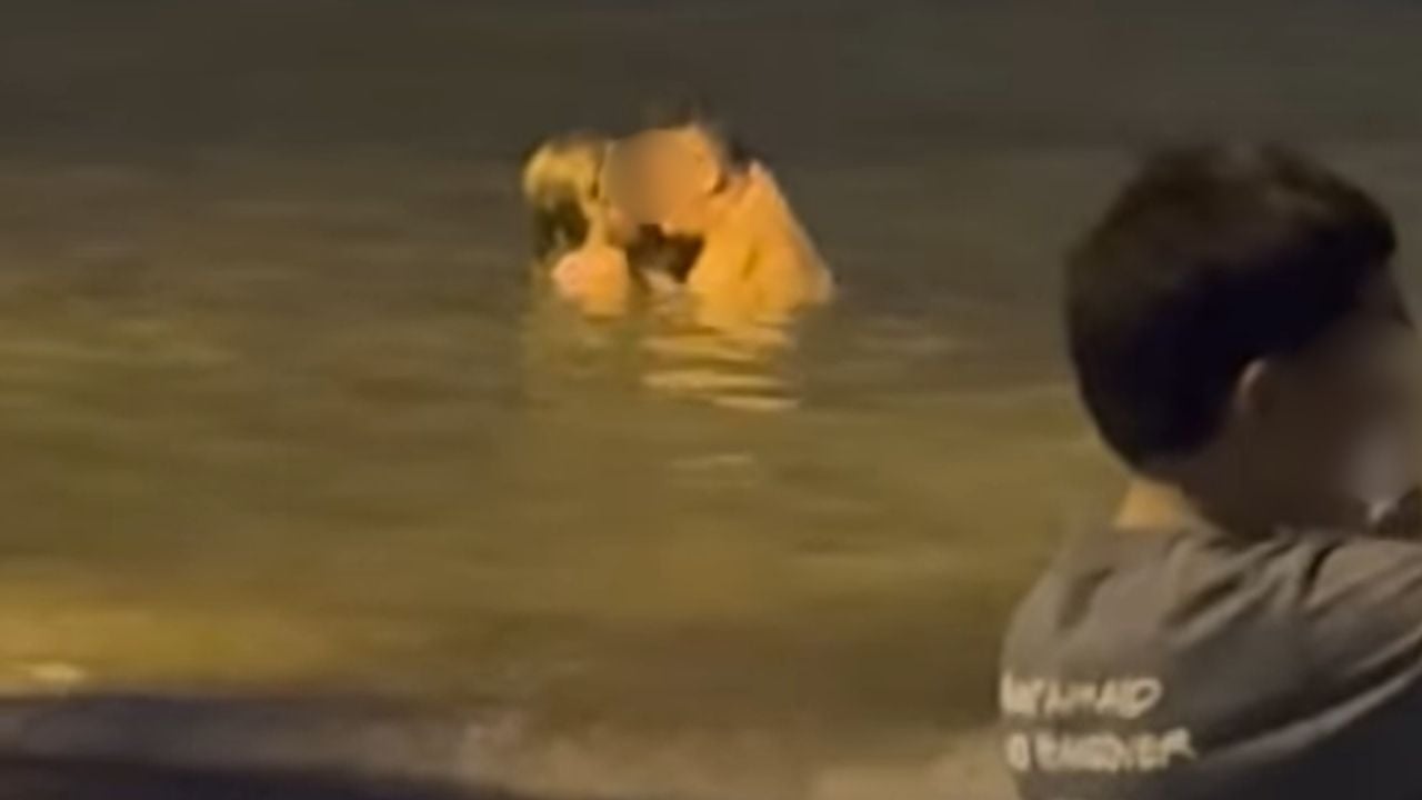 Foerigners in Pattaya have sex off Pattaya beach