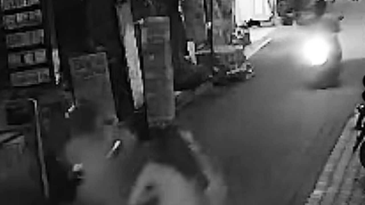 2 Irish women seen on CCTV chasing thief on Chiang Mai road | Thaiger