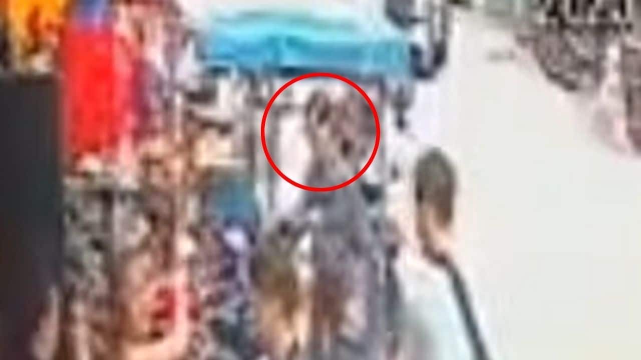 Two suspects caught on CCTV footage stealing bag from Pattaya woman