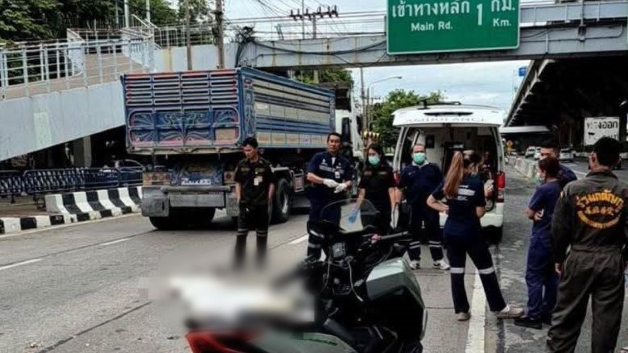 Tyre burst leads to pickup accident and fatal fall on Bangkok road