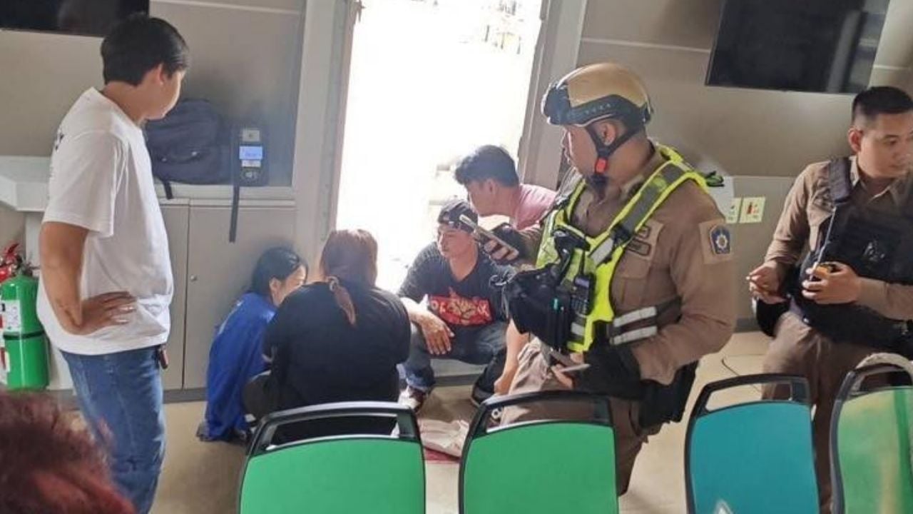2 boat crew rescue women from suicide attempt in Chao Phraya River | Thaiger