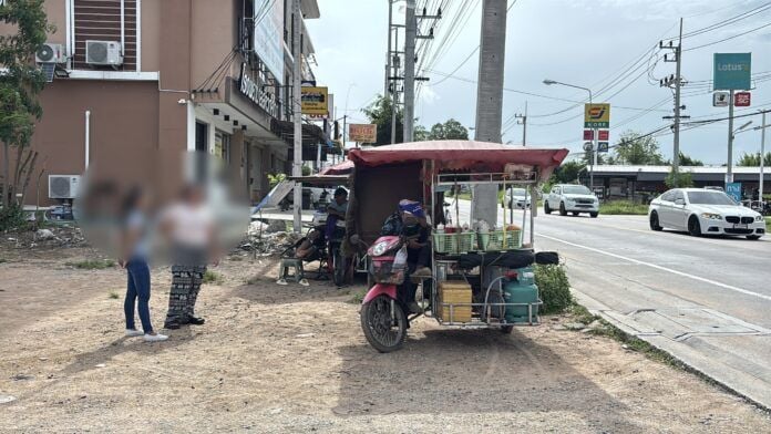 Chicken vendor horrified by pervert on scooter in Pattaya | News by Thaiger