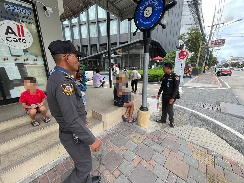 Pattaya police escort mother and child home after begging incident | News by Thaiger