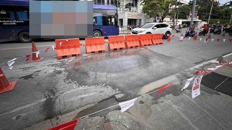 Bangkok officials ease fears over Samsen Road water leak | News by Thaiger