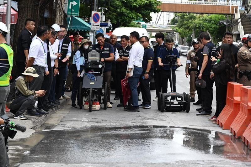 Bangkok officials ease fears over Samsen Road water leak | News by Thaiger