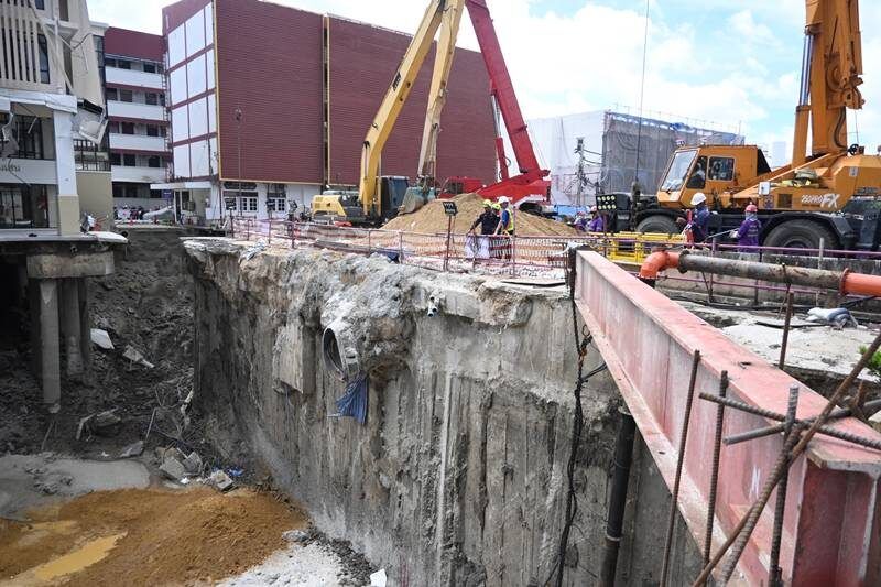 Bangkok races to fill sinkhole with sand before reopening | News by Thaiger