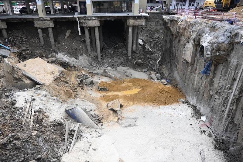 Bangkok races to fill sinkhole with sand before reopening | News by Thaiger