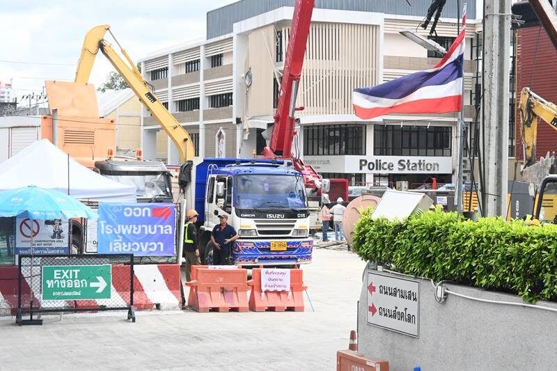 Bangkok races to fill sinkhole with sand before reopening | News by Thaiger