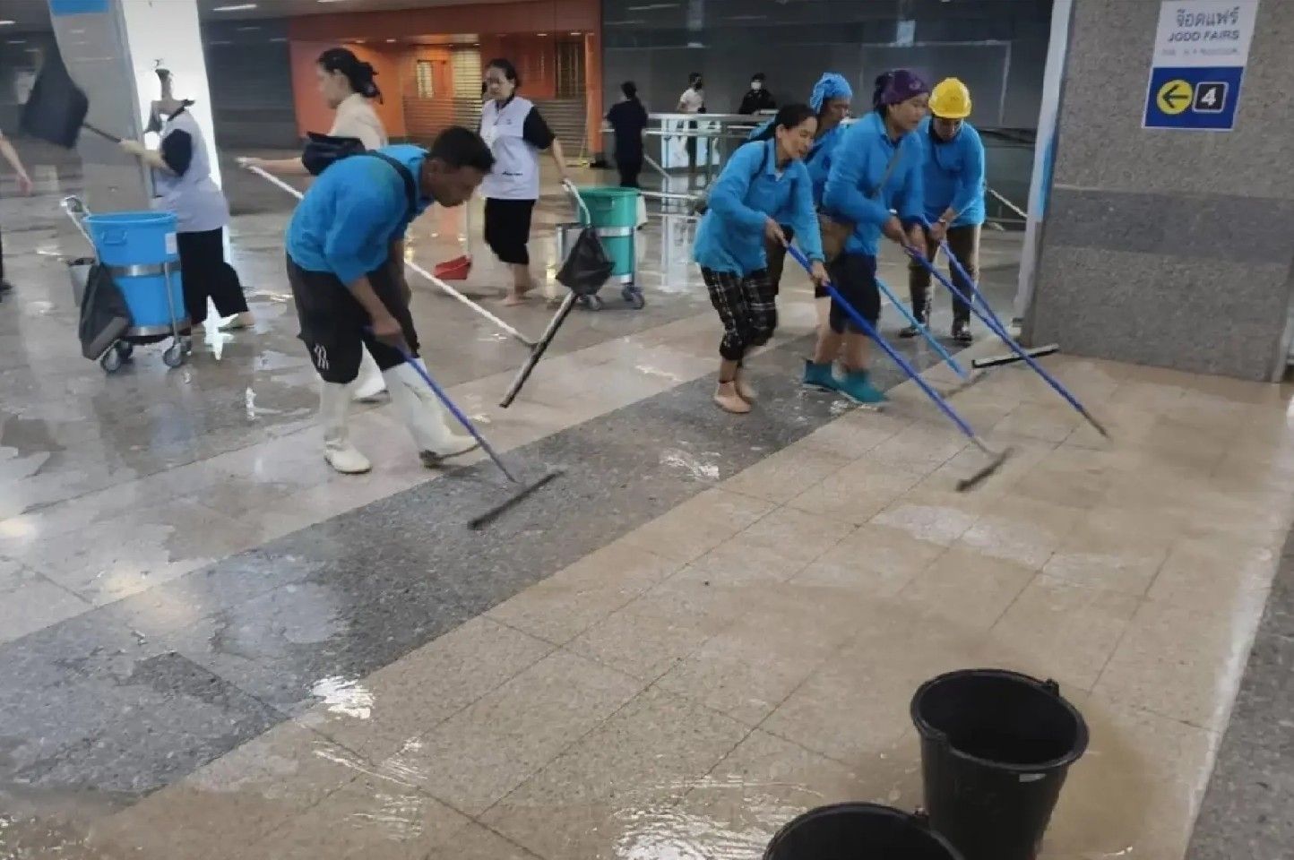 Bangkok Cultural Centre MRT stays open after flood chaos hits | News by Thaiger