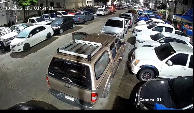 Samut Prakan truck mishap triggers domino crash of 10 cars (video) | News by Thaiger