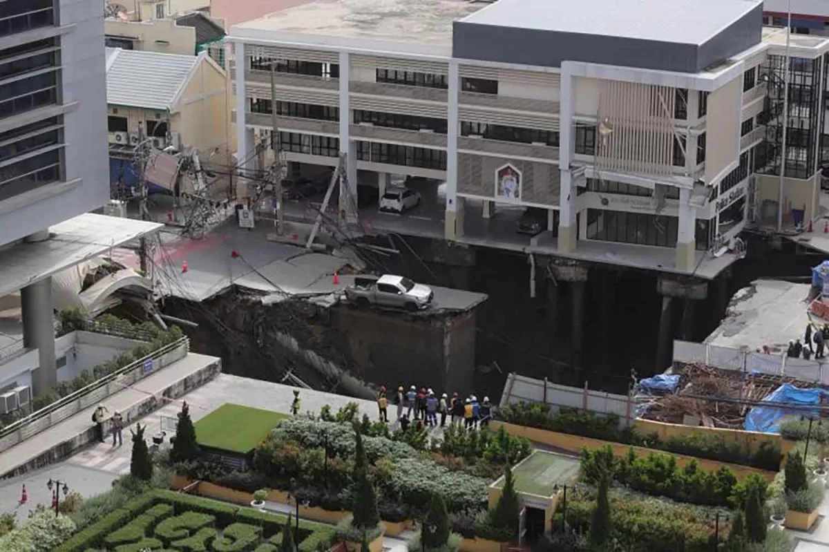 Bangkok sinkhole repairs on track for October 8 completion | Thaiger