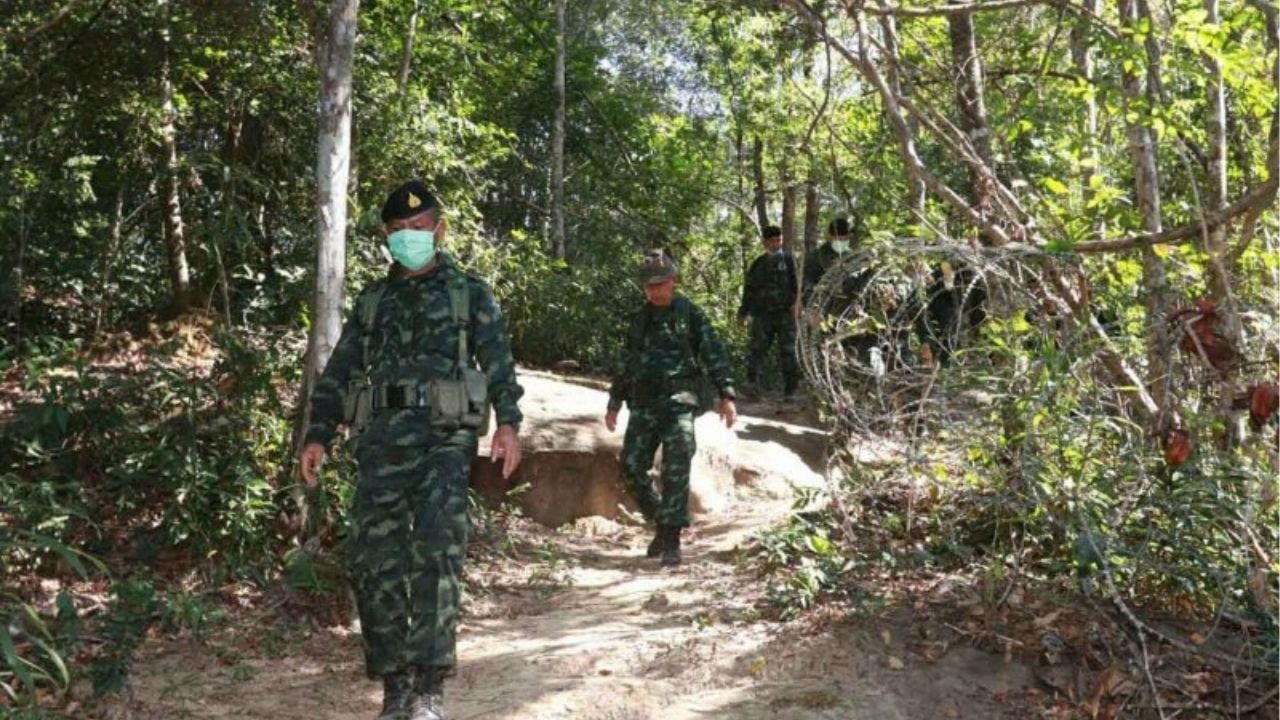 Gunfire erupts as Cambodian troops target Thai border fence | Thaiger