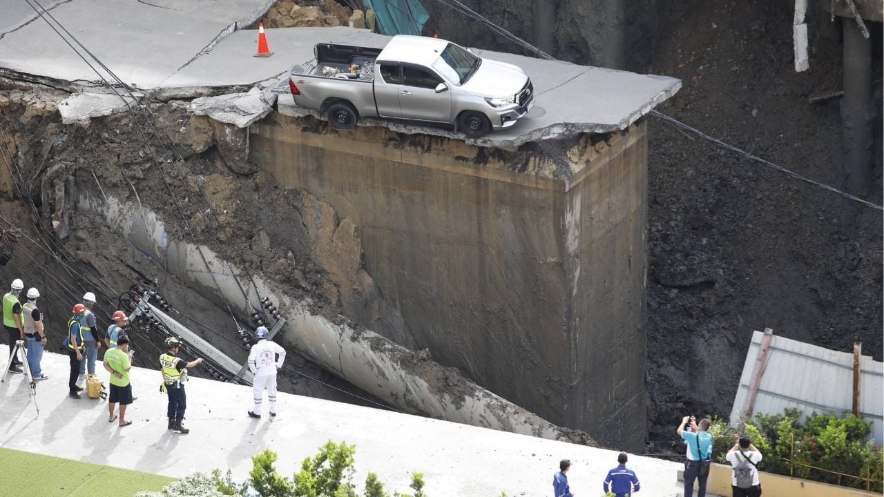 Bangkok road collapse leaves 31 streets without tap water | Thaiger
