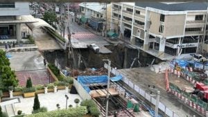 Bangkok officials ease fears over Samsen Road water leak | Thaiger