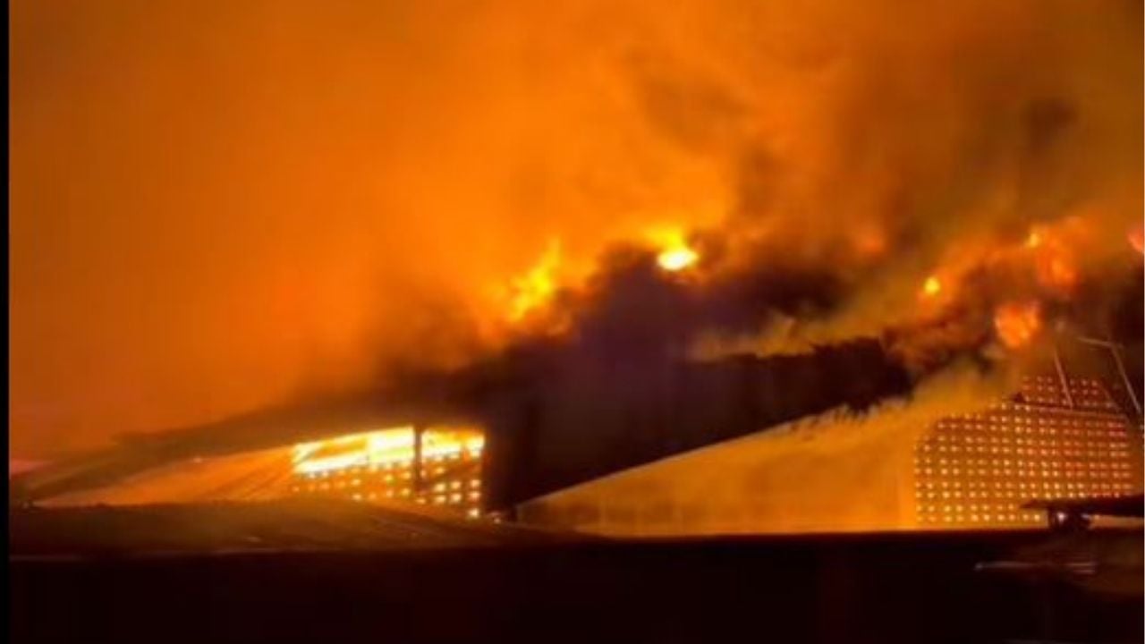 Bangkok house fire triggers traffic chaos on Soi Bearing 16 (video) | Thaiger