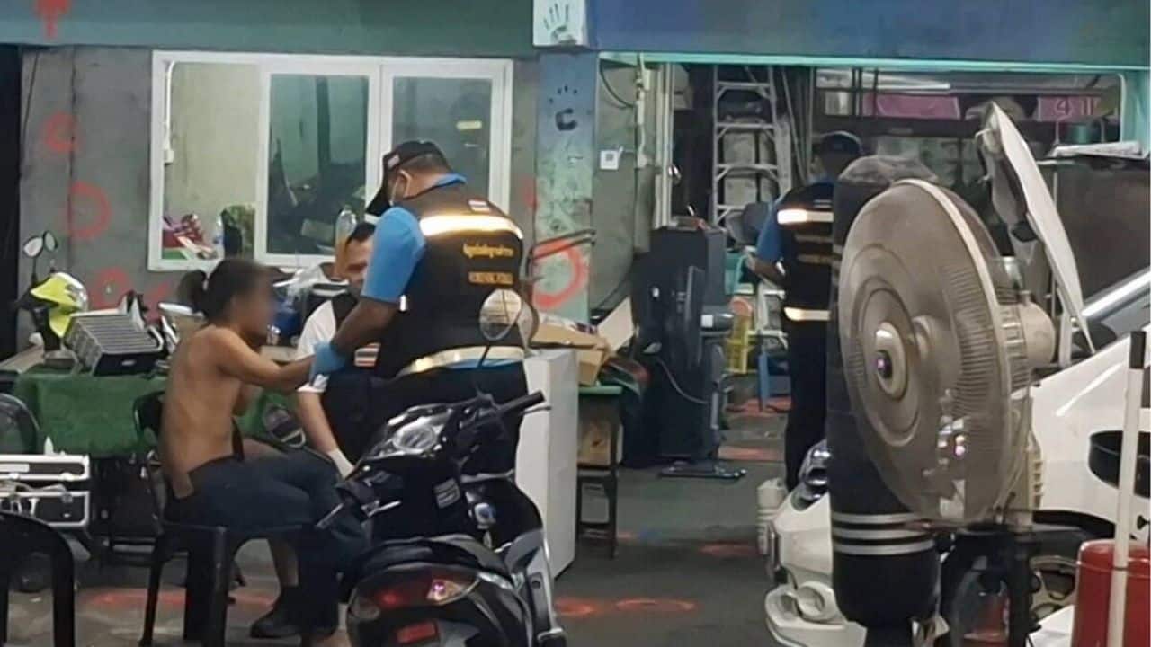 Samut Prakan garage shootout leaves 1 dead, 2 seriously injured | Thaiger