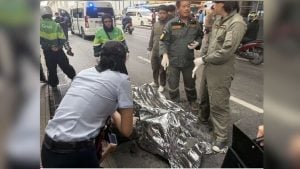 Man on fire: Bangkok commuters left stunned as horror unfolds | Thaiger