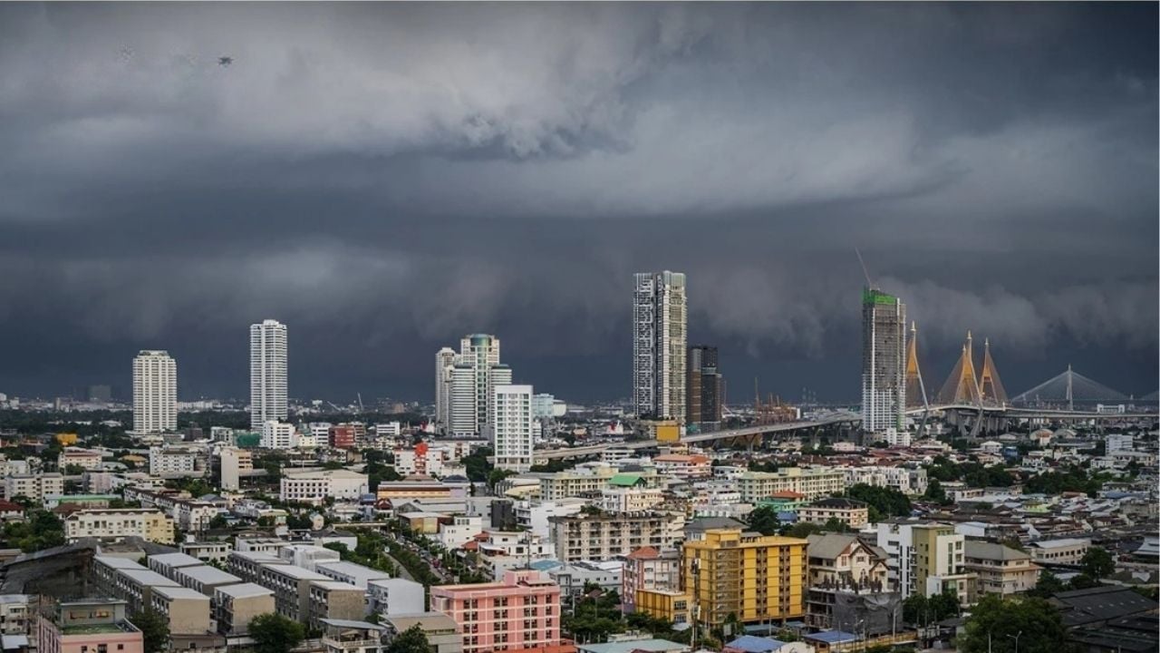 Heavy downpours batter 35 Thai provinces, Bangkok on alert | Thaiger