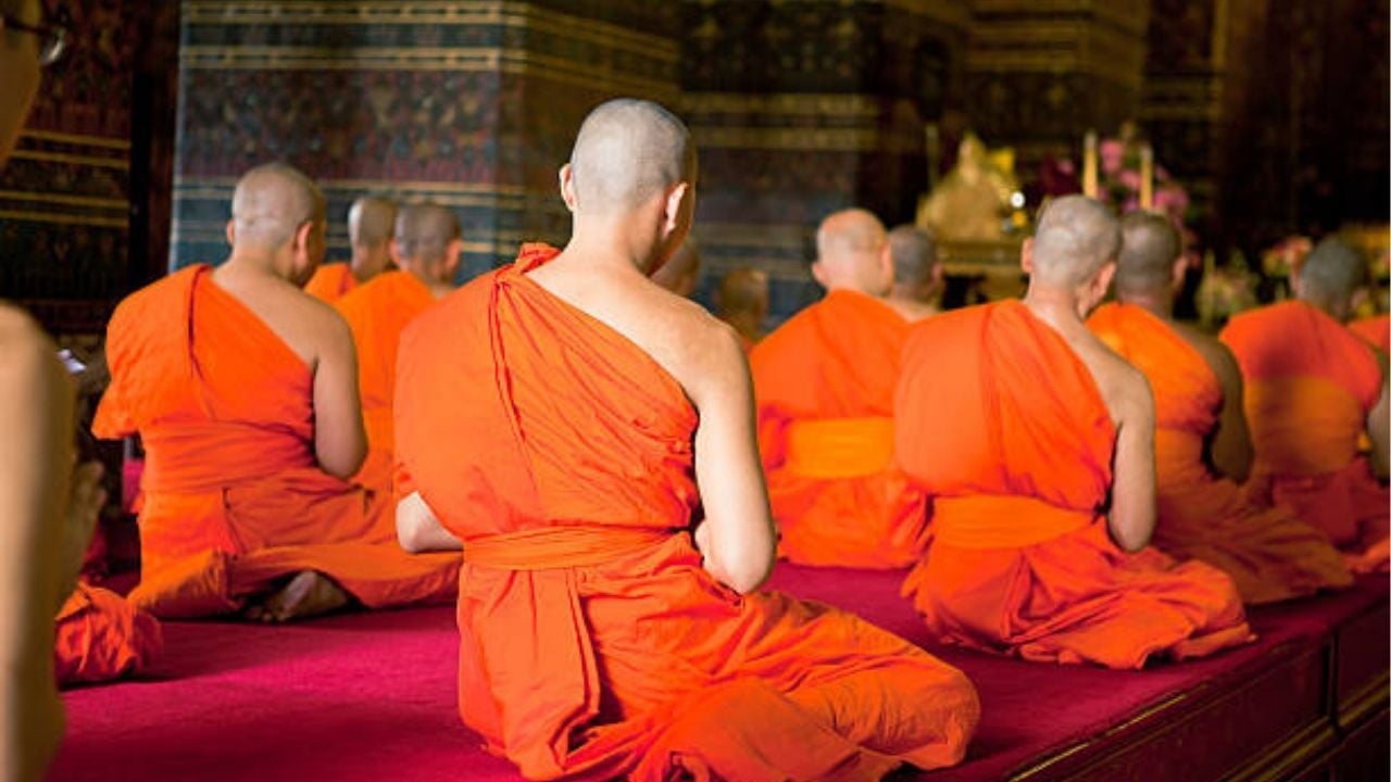 Buddhist council bans monks from acting as lottery seers | Thaiger